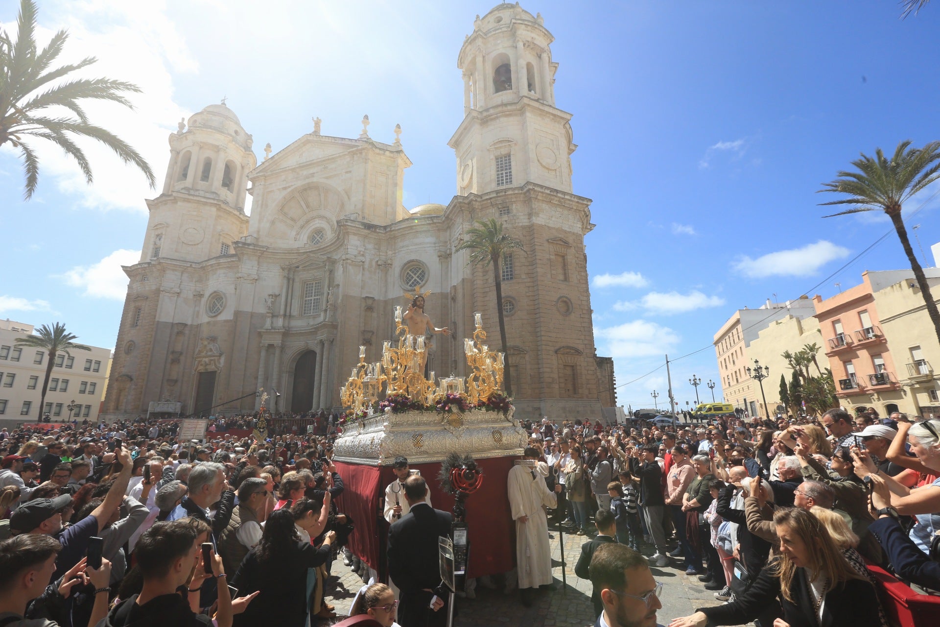 Fotos: El Resucitado procesiona por las calles de Cádiz