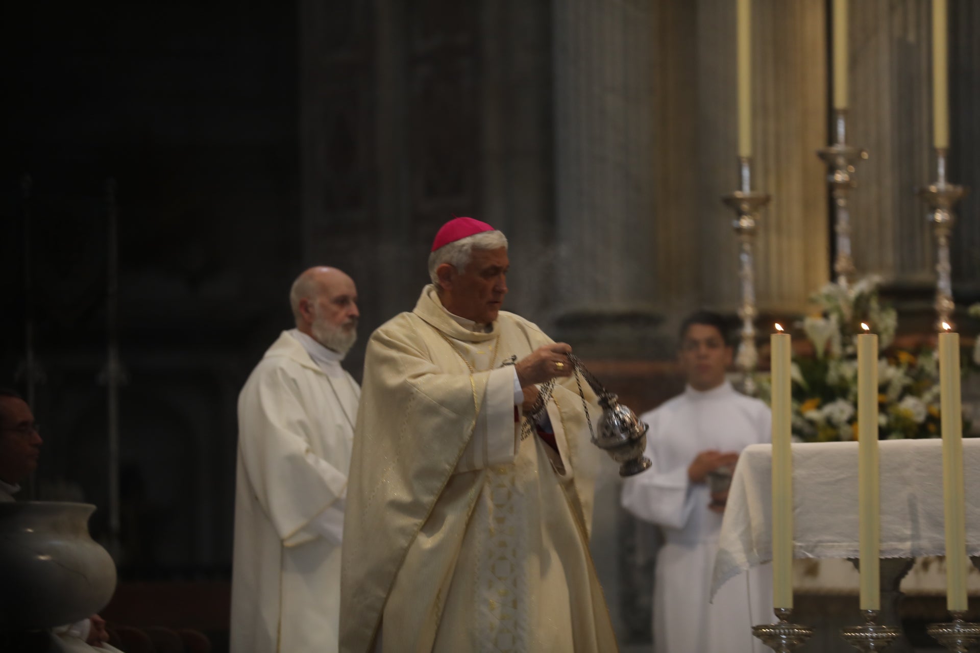 Fotos: El Resucitado procesiona por las calles de Cádiz
