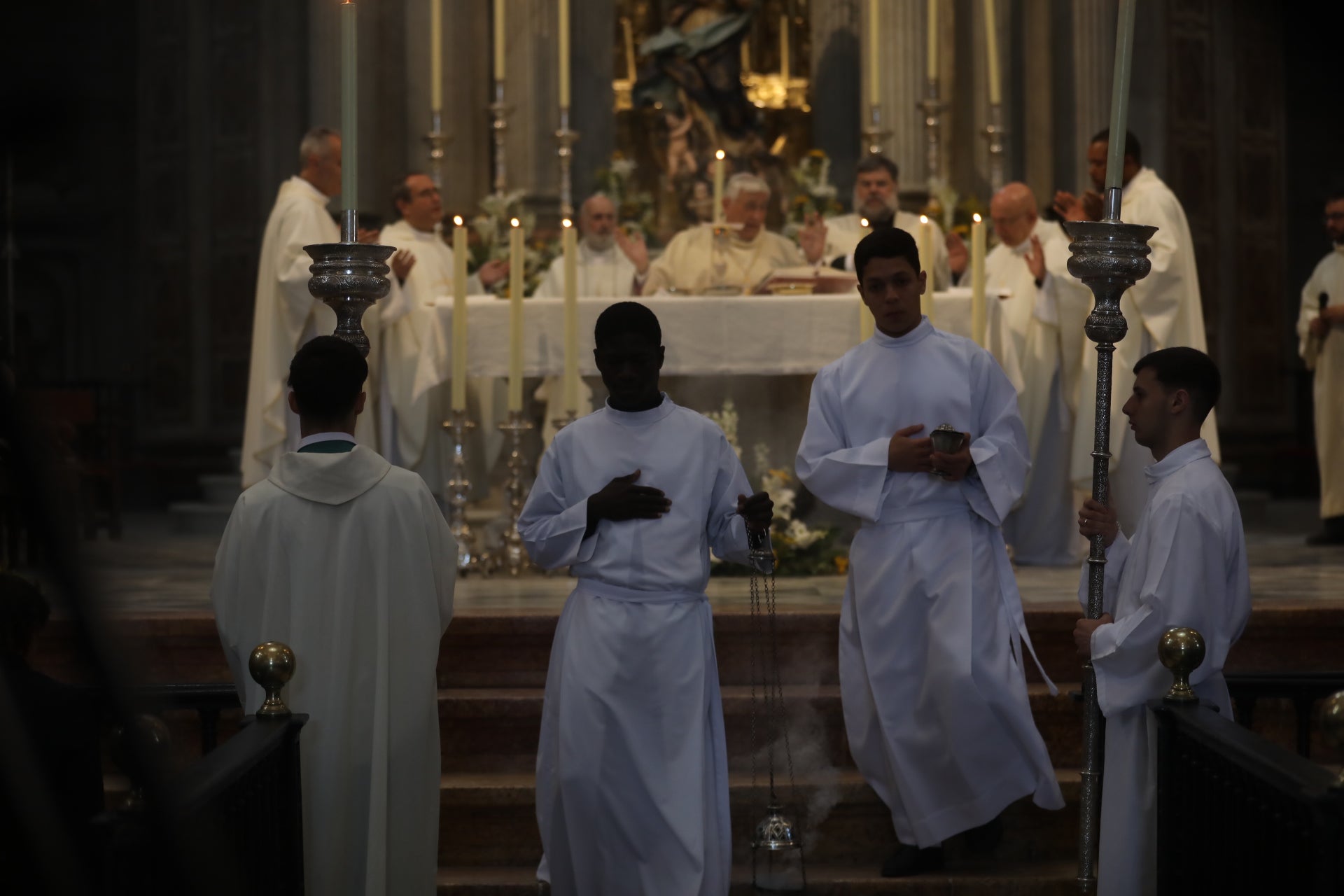 Fotos: El Resucitado procesiona por las calles de Cádiz