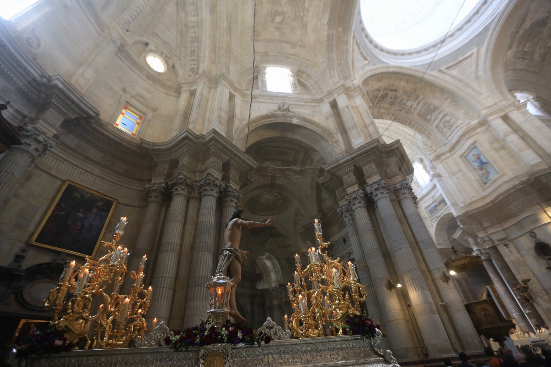 Fotos: El Resucitado procesiona por las calles de Cádiz