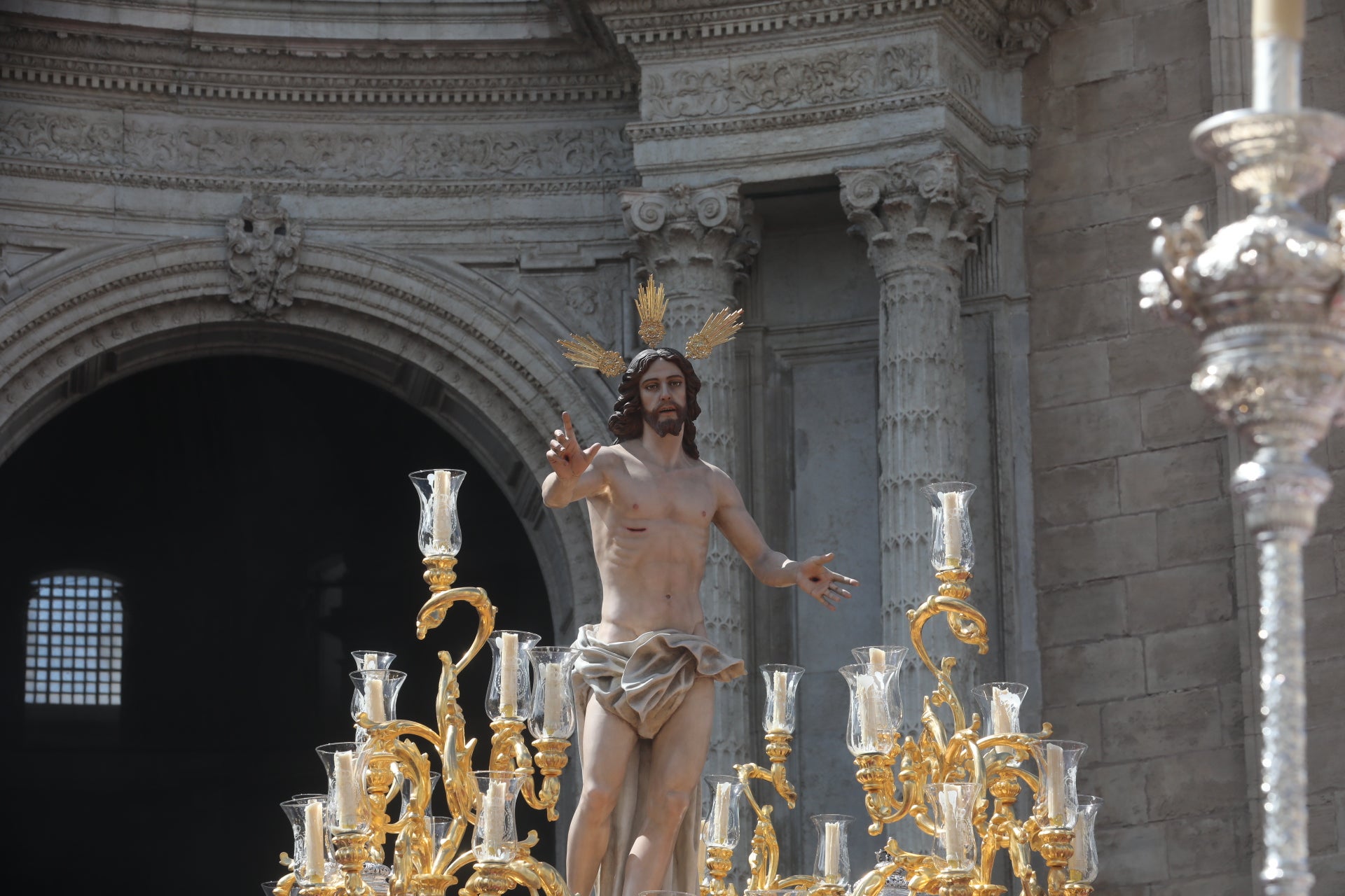 Fotos: El Resucitado procesiona por las calles de Cádiz