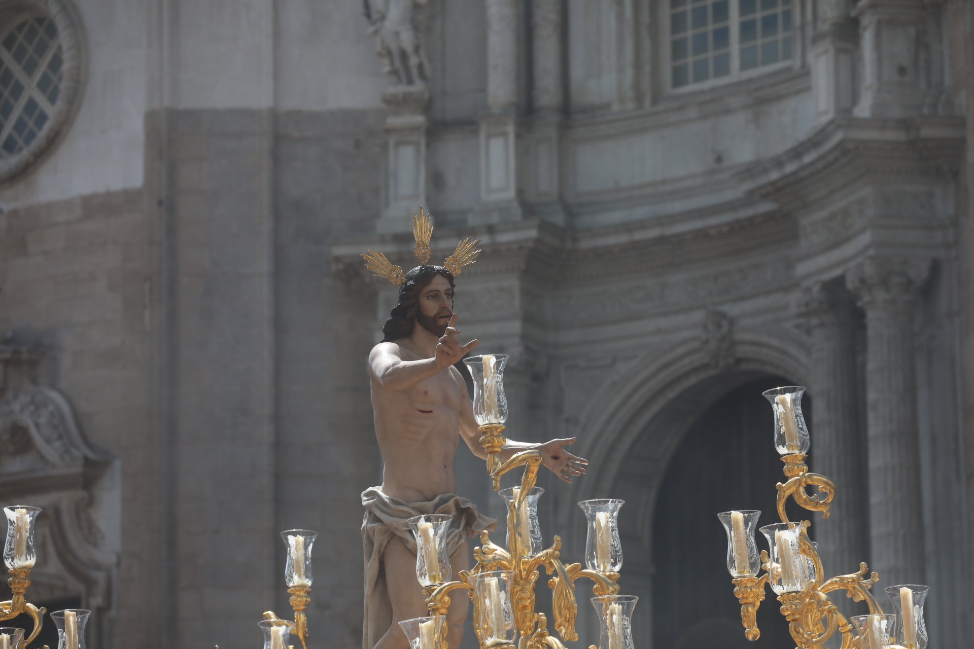 Fotos: El Resucitado procesiona por las calles de Cádiz