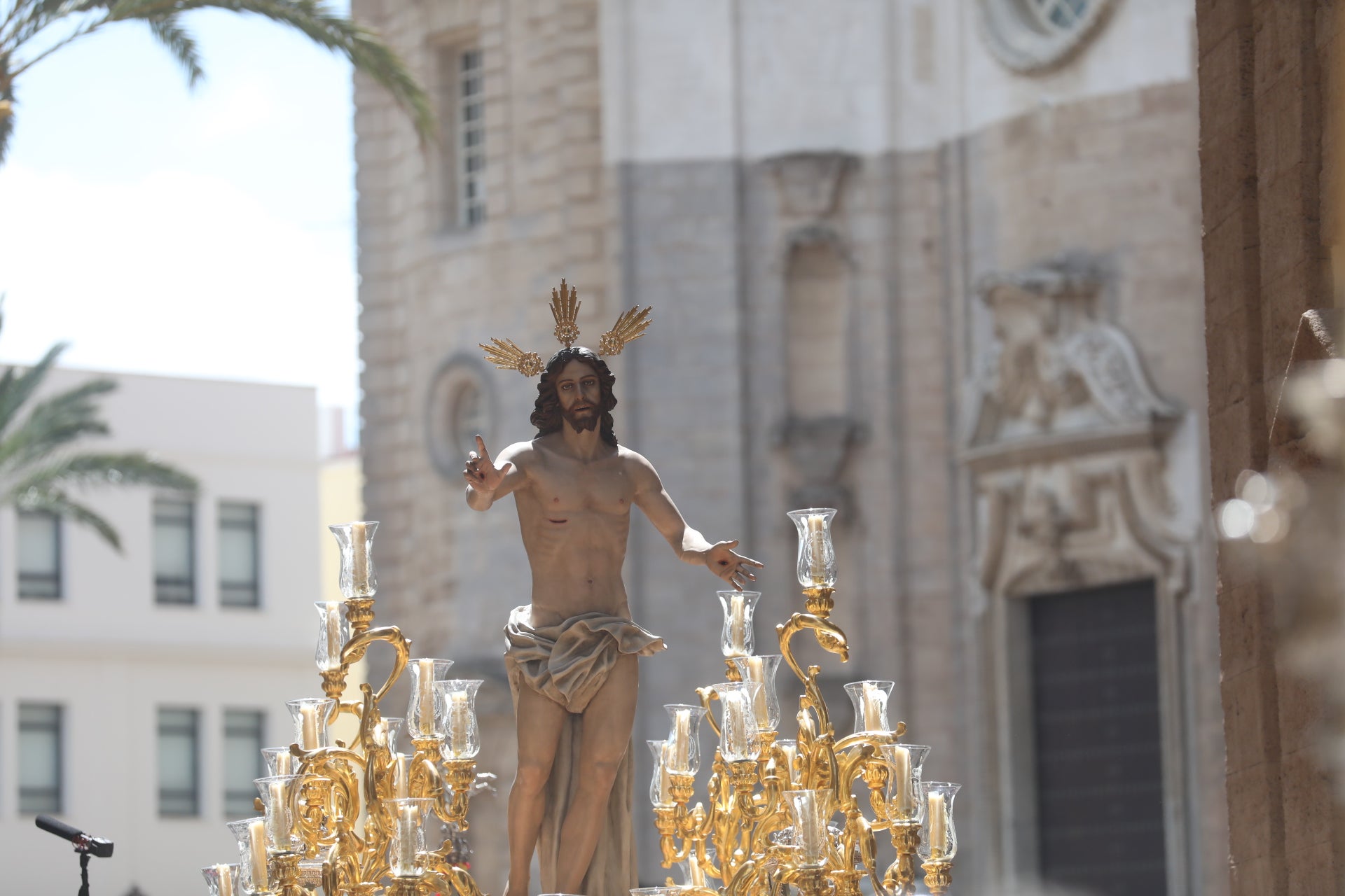 Fotos: El Resucitado procesiona por las calles de Cádiz