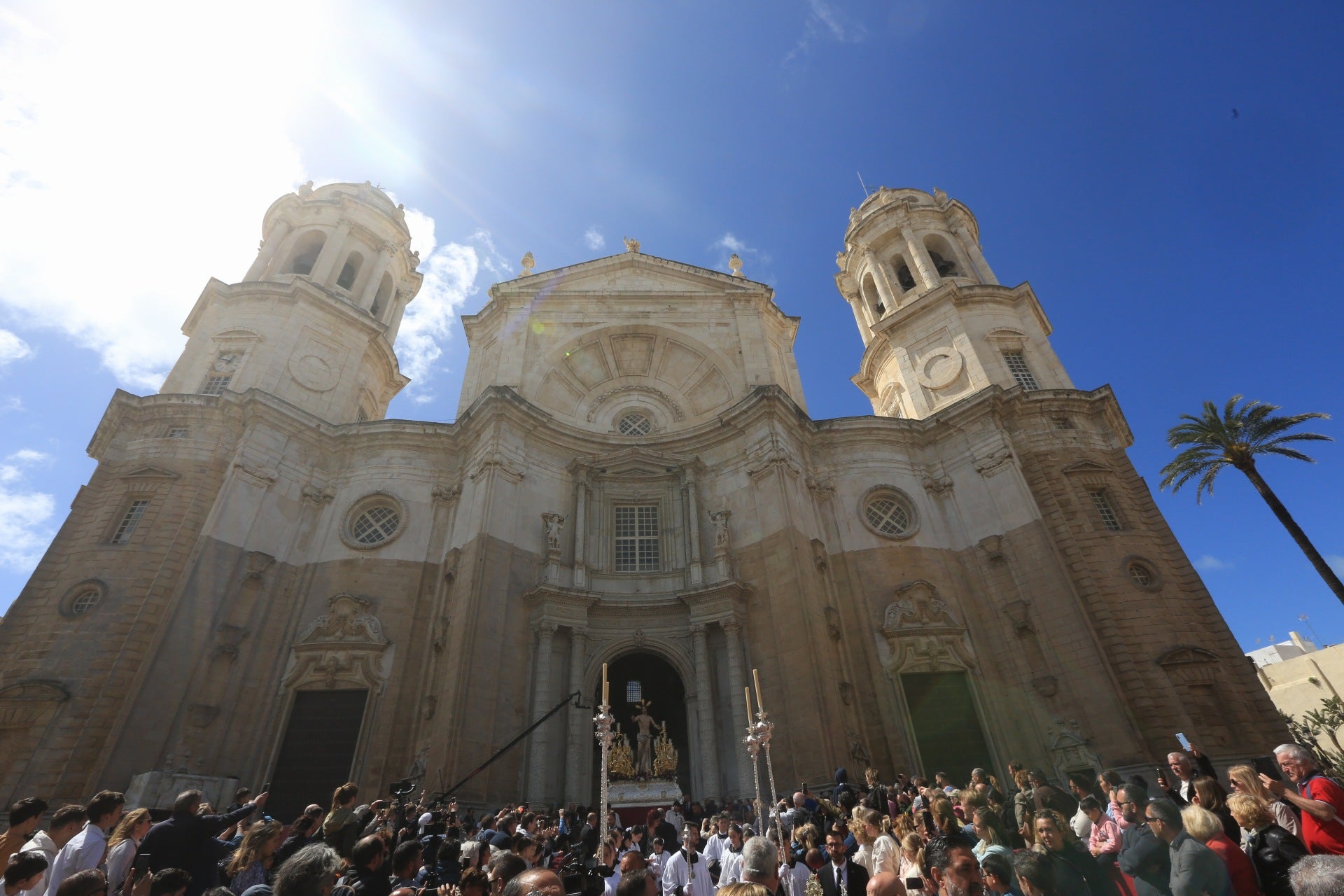 Fotos: El Resucitado procesiona por las calles de Cádiz