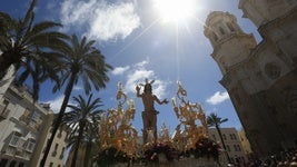 Fotos: El Resucitado procesiona por las calles de Cádiz