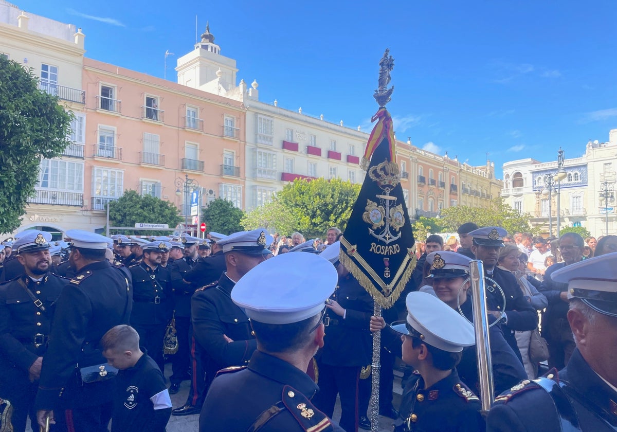 Componentes de Rosario, a la salida de la hermandad de Columna
