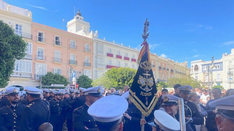 La banda Rosario de Cádiz denuncia malas formas e impedimentos «por la fuerza» para entrar en la Catedral el pasado Martes Santo por la lluvia