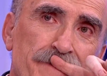 Juan y Medio empieza a llorar en directo al recordar a su madre: «Ella está esperando ofrecerme lo mejor que tiene»