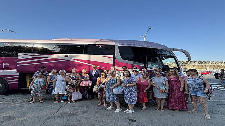 El Ayuntamiento de Sevilla lleva gratis a la playa a más de 5.500 vecinos