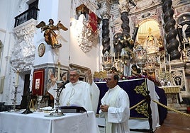 El Nazareno aguarda junto a la Patrona su regreso a Santa María tras bendecir Puerta Tierra