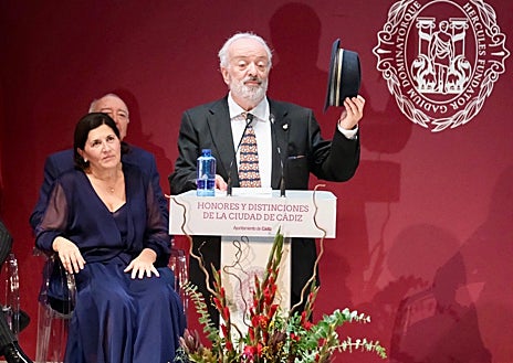 Imagen secundaria 1 - Ovaciones, memoria y emoción en el homenaje de Cádiz a quienes «representan lo mejor de nosotros»
