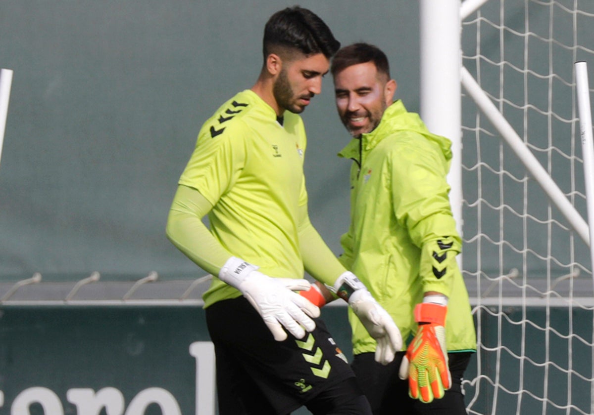 Rui Silva y Claudio Bravo se cruzan en el entrenamiento del 30 de agosto en la ciudad deportiva Luis del Sol.