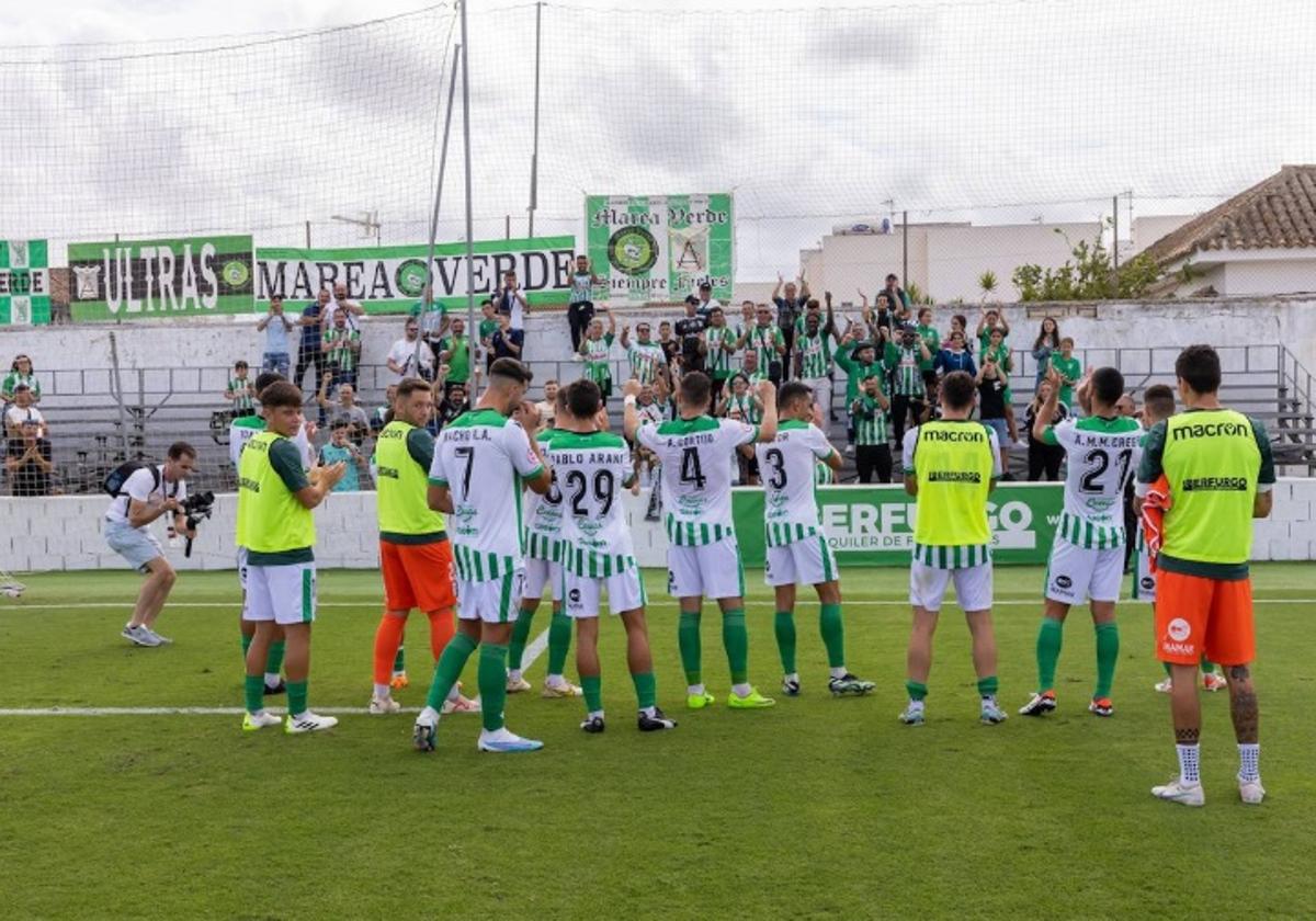 Pablo Arana celebra el triunfo ante el Atlético Baleares junto a sus compañeros