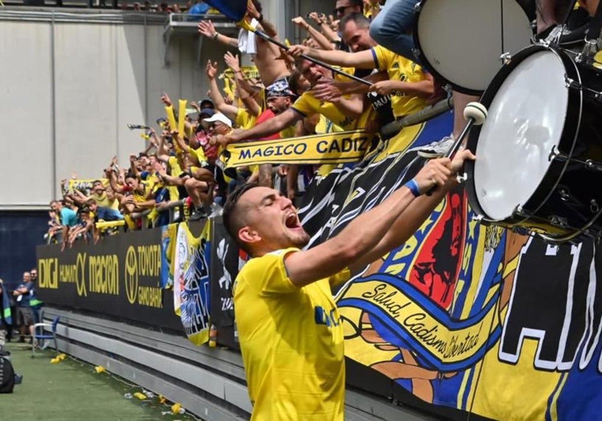 Gonzalo Escalante celebra un triunfo del Cádiz