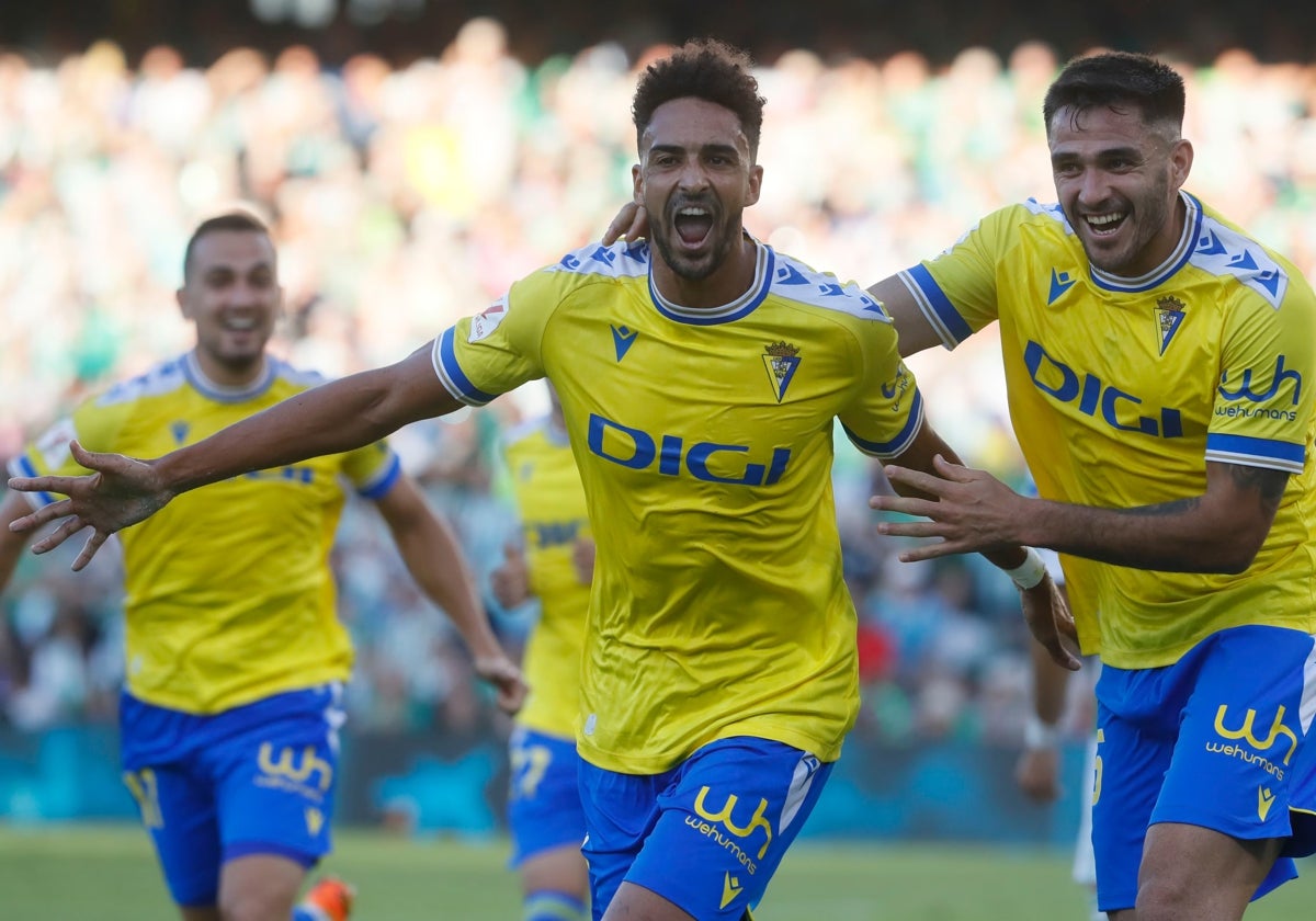 Chirs Ramos y Maxi celebran el gol ante el Betis