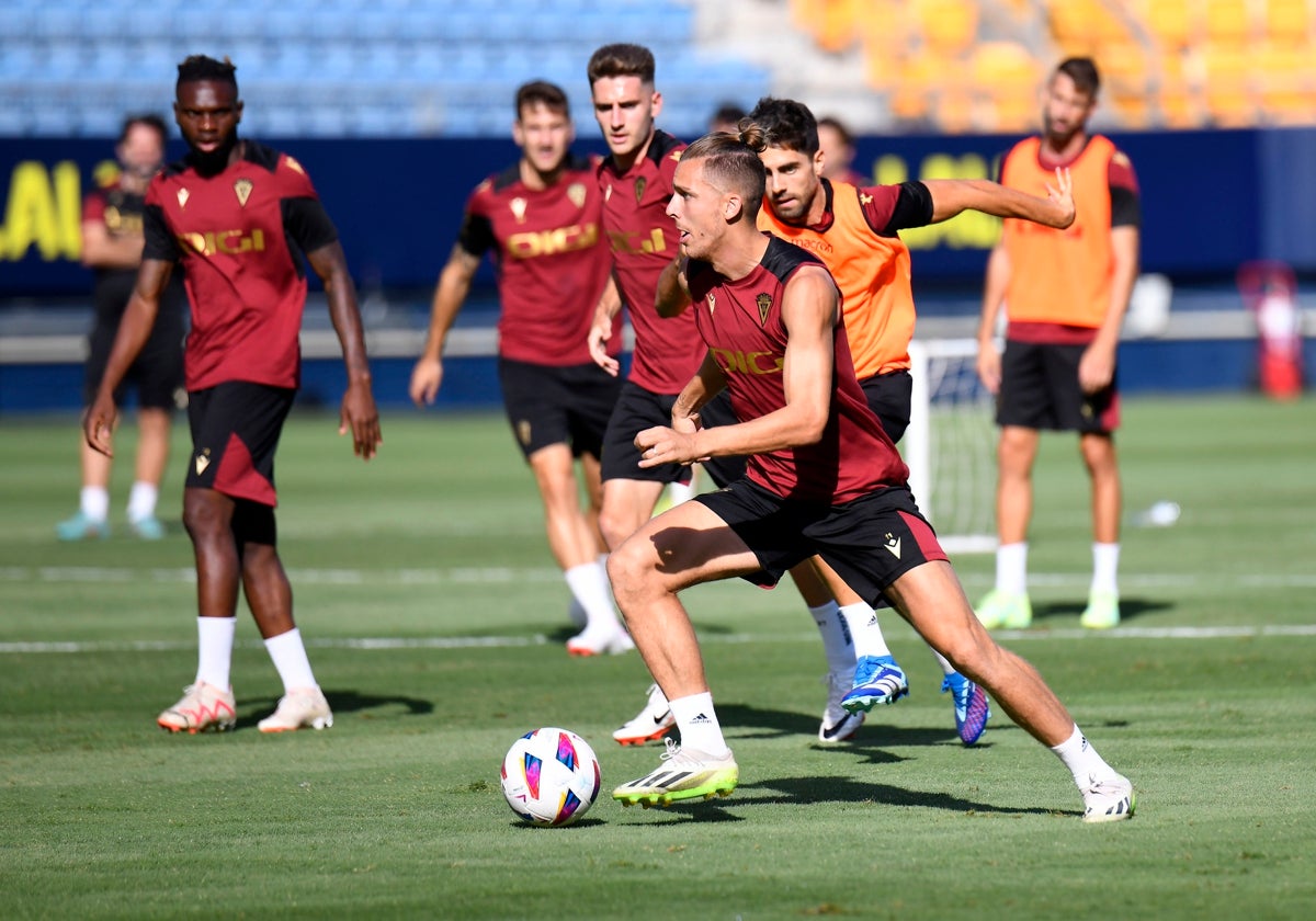 Iván Alejo podría volver a la titularidad después de ser suplente en Madrid.