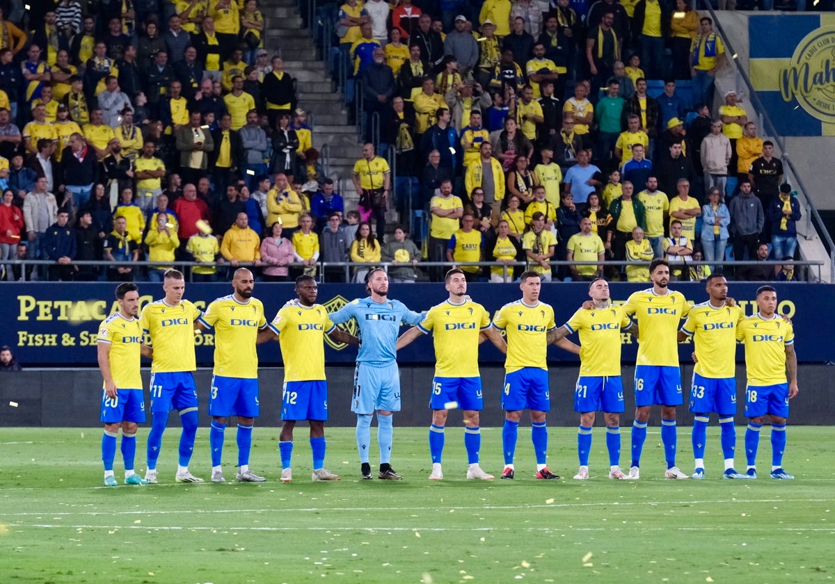 Los jugadores del Cádiz CF, antes del pitido inicial ante el Sevilla