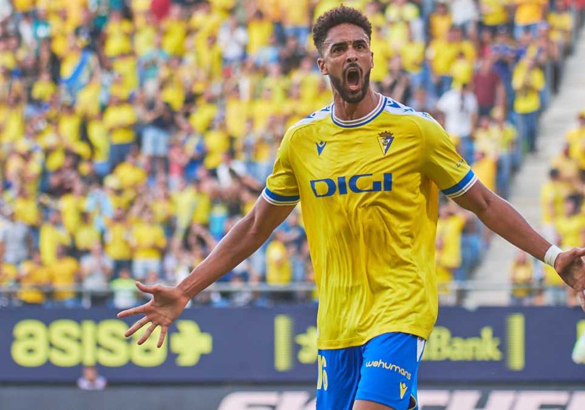 Chris Ramos en un partido con el Cádiz