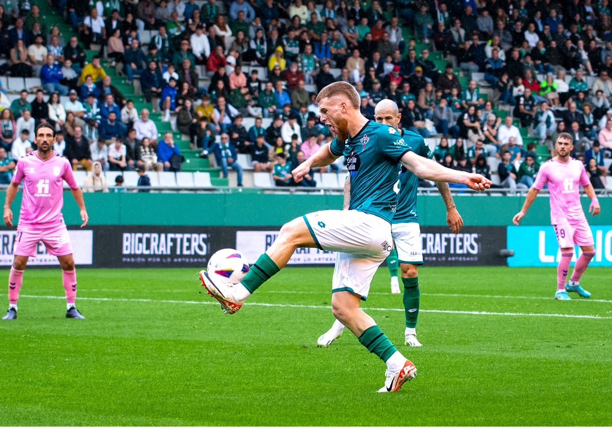 Carlos Vicente remata un centro en un encuentro con el Racing de Ferrol