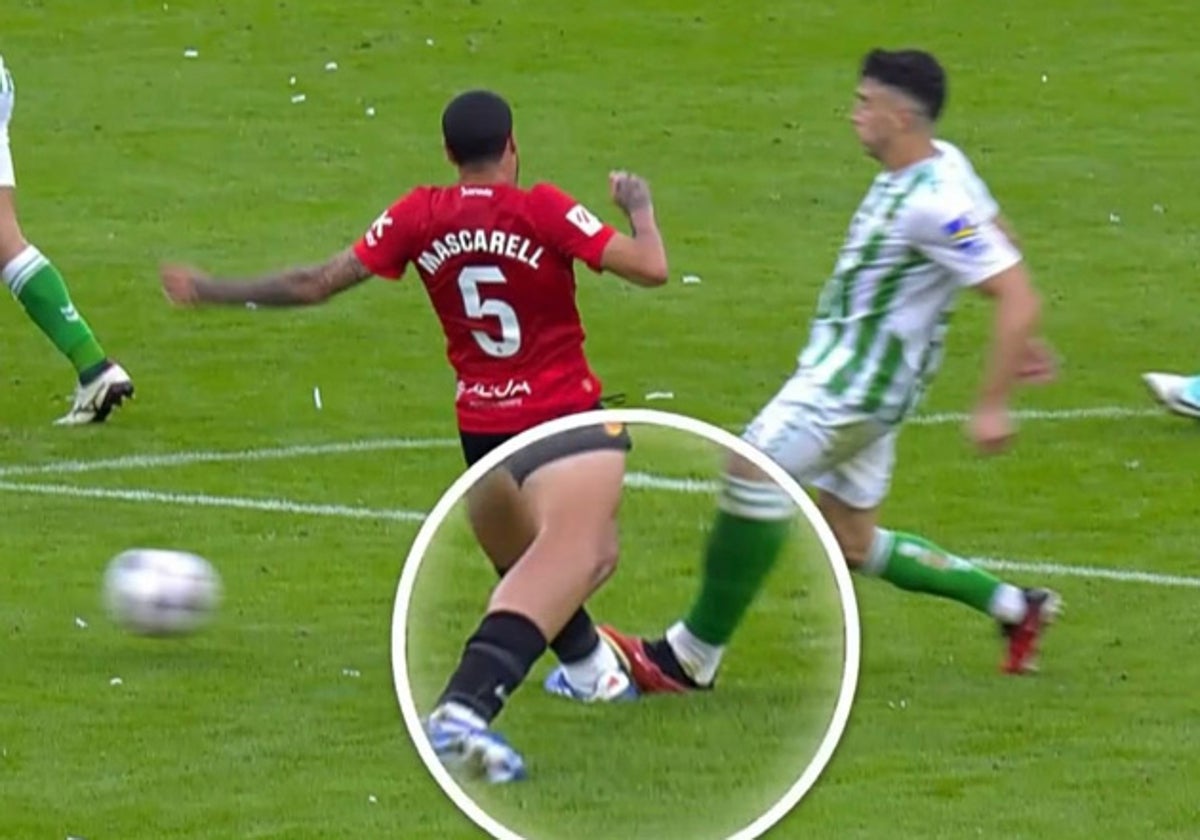 Momento en el que Mascarell es pisado por el jugador del Betis.