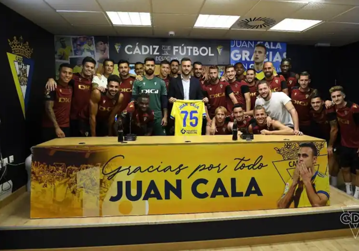 La plantilla del Cádiz CF despide a Juan Cala