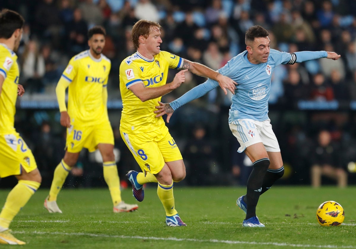 Álex lleva tres partidos consecutivos en el once.