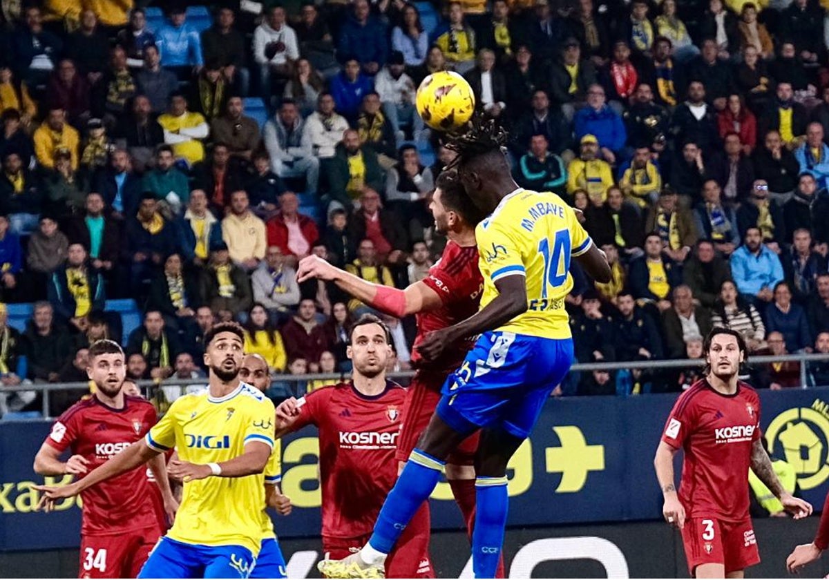 Momo Mbaye pugna por el balón desde el aire