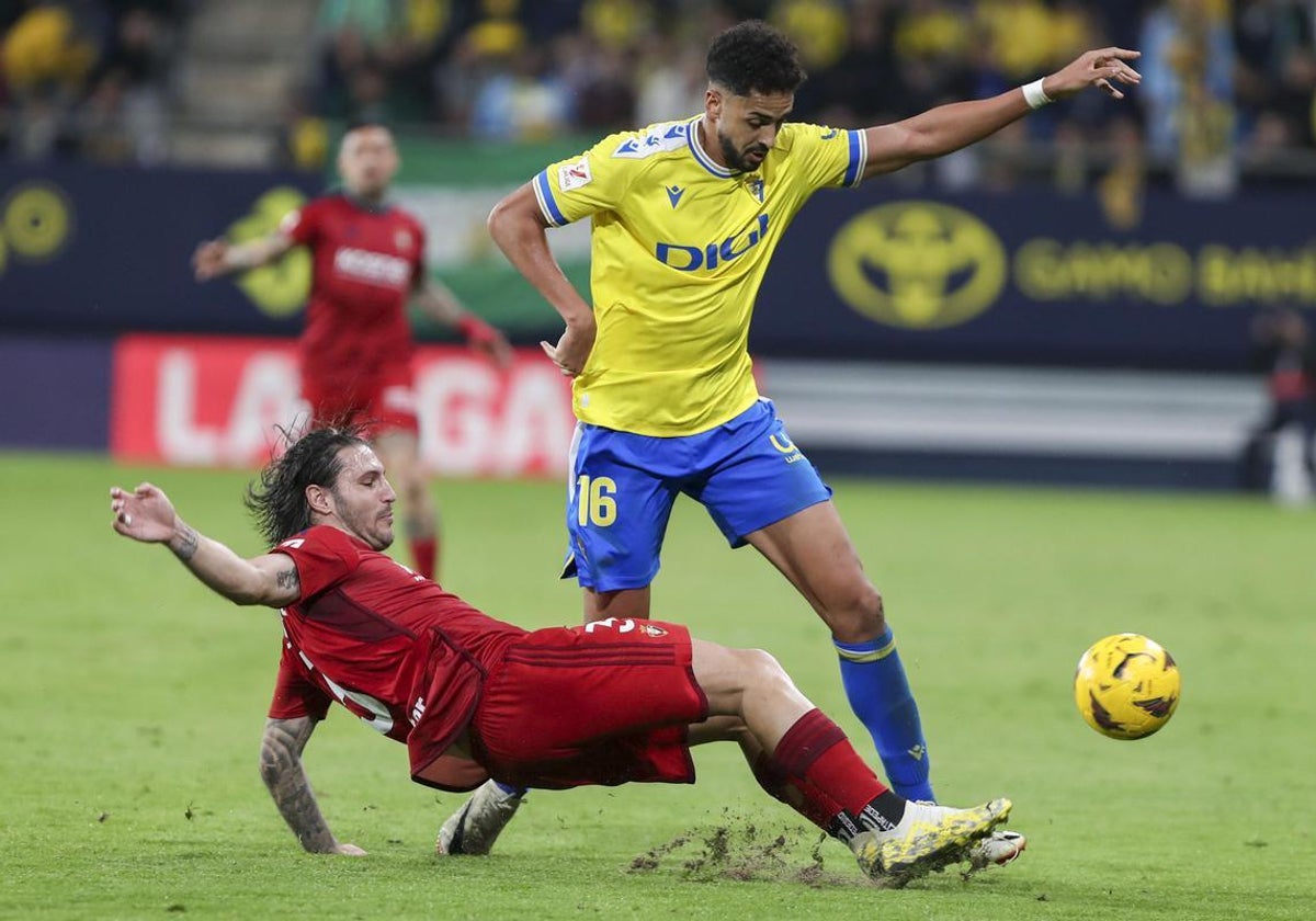 Chris Ramos en una acción del partido