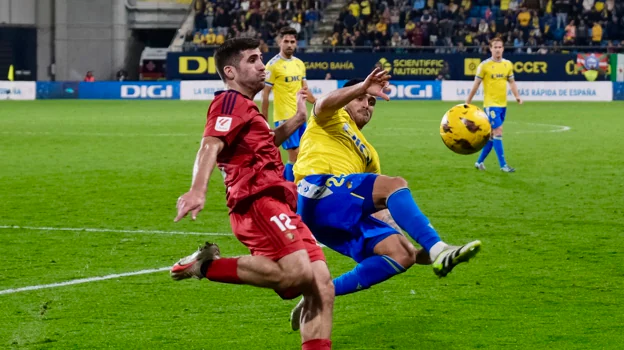 Maxi Gómez durante el reciente Cádiz - Osasuna.