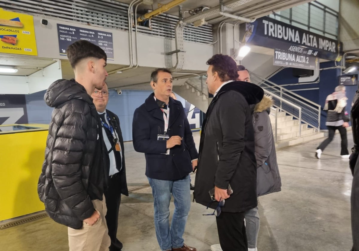 Quique Pina, con sus dos hijos, fue expulsado del estadio.