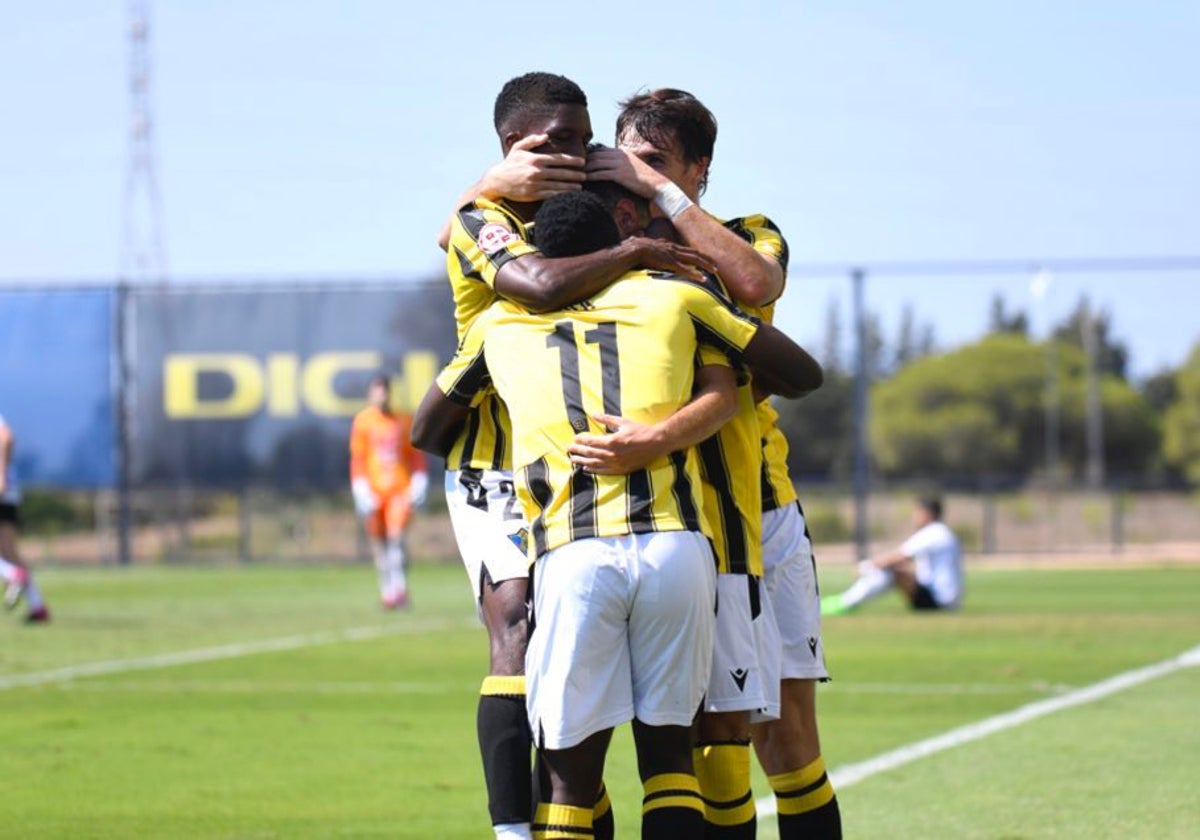 Jugadores del Mirandilla celebran un tanto