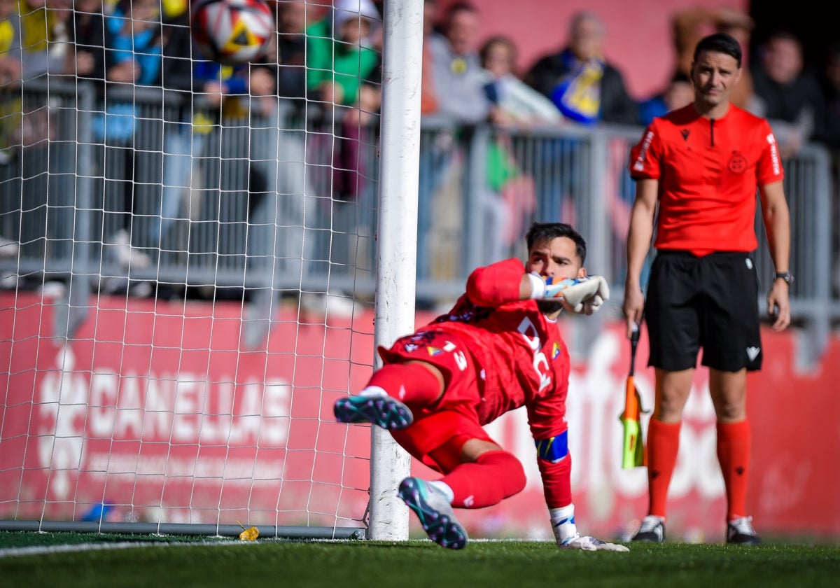 David Gil, durante la tanda de penaltis que dio el pase a la segunda ronda de la Copa del Rey.