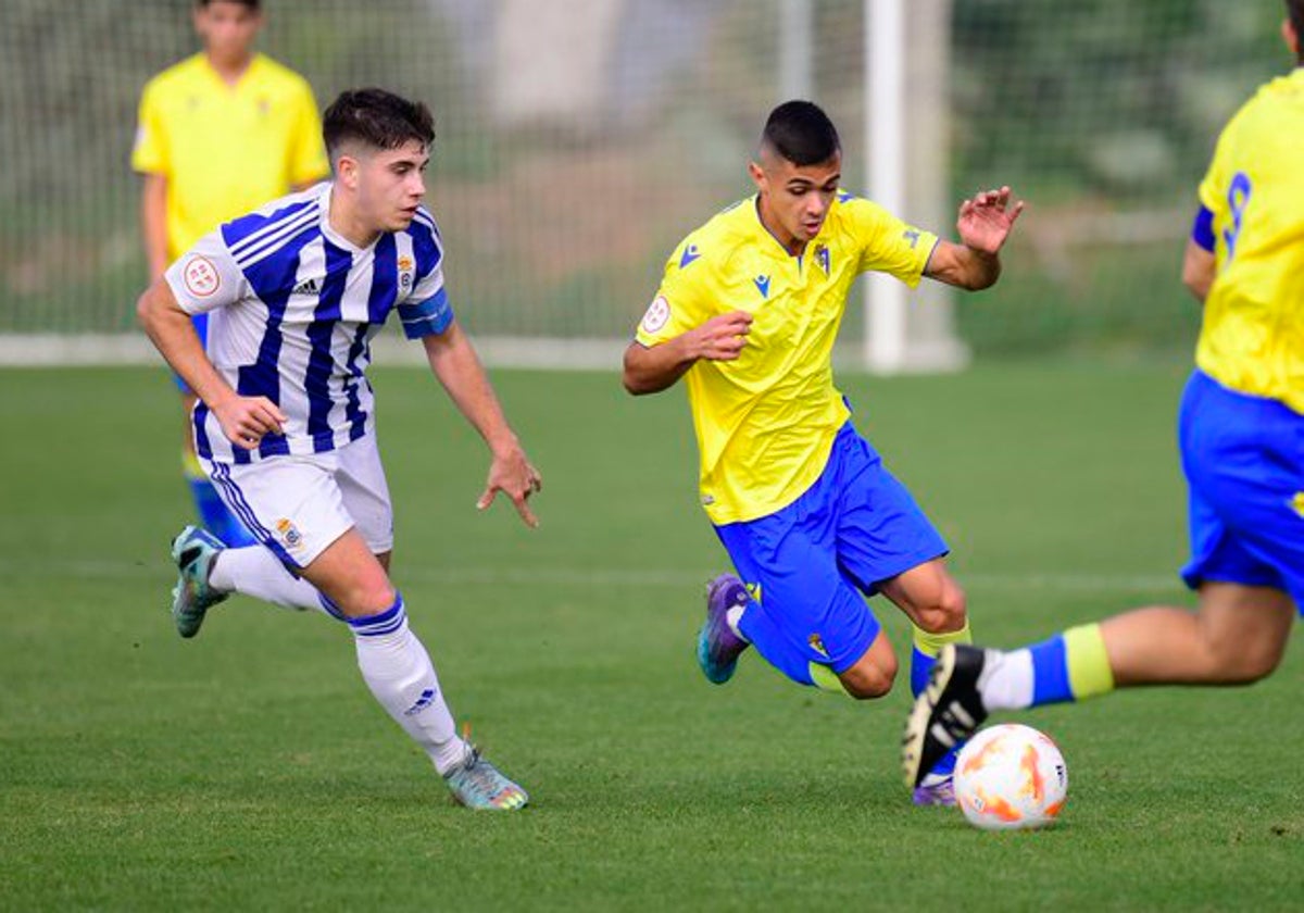 Raúl Pereira, lateral izquierdo algecireño de la cantera del Cádiz CF.