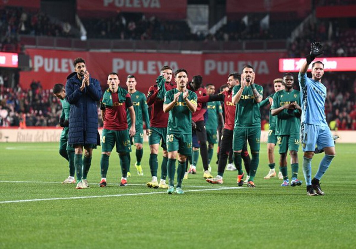 Los jugadores del Cádiz saludan a la afición tras la pésima imagen en Granada