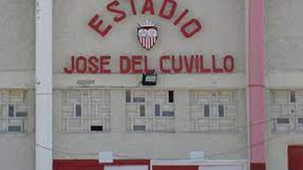 Puerta principal del Estadio José del Cuvillo, en El Puerto de Santa María.