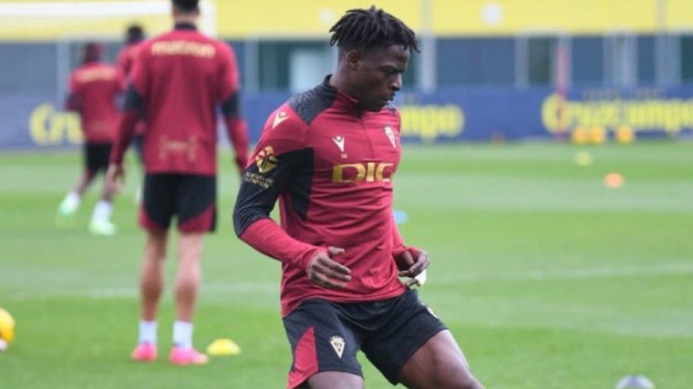 Etta Eyong entrenando con el primer equipo del Cádiz CF.