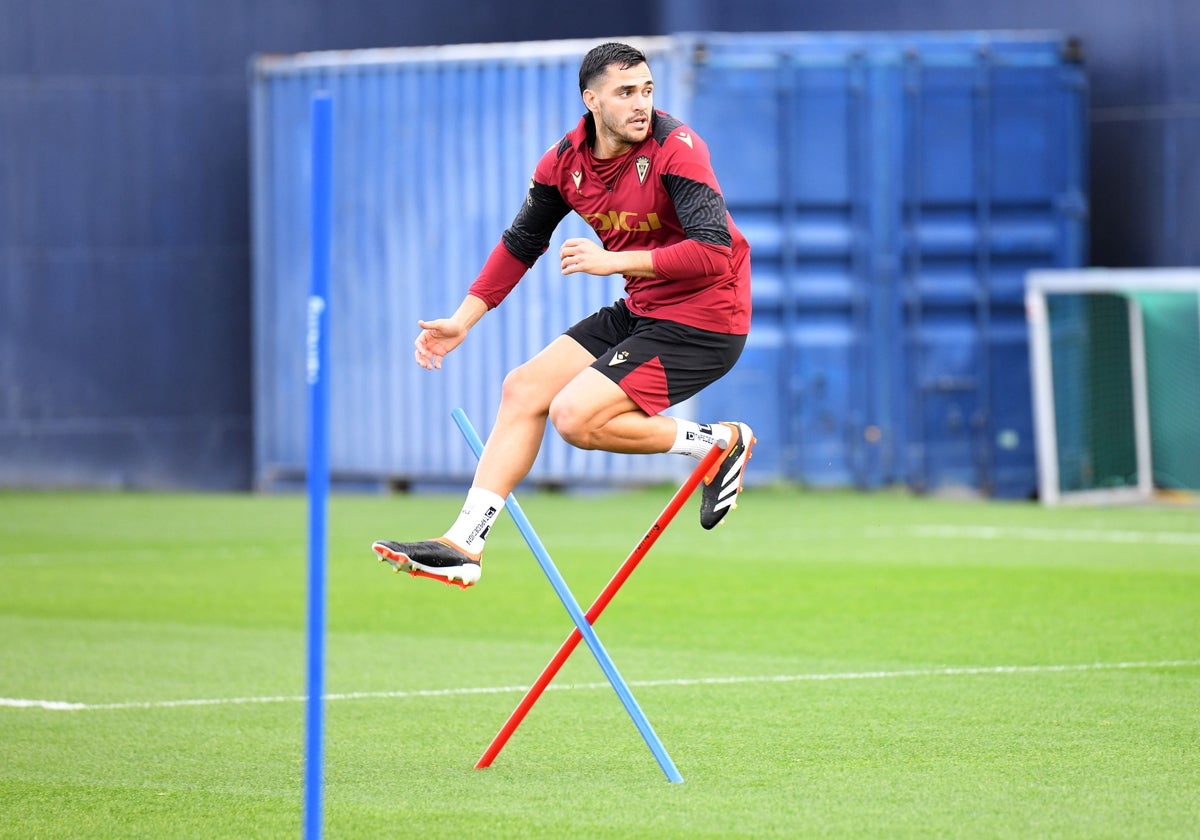 Maxi Gómez salta en un entrenamiento.