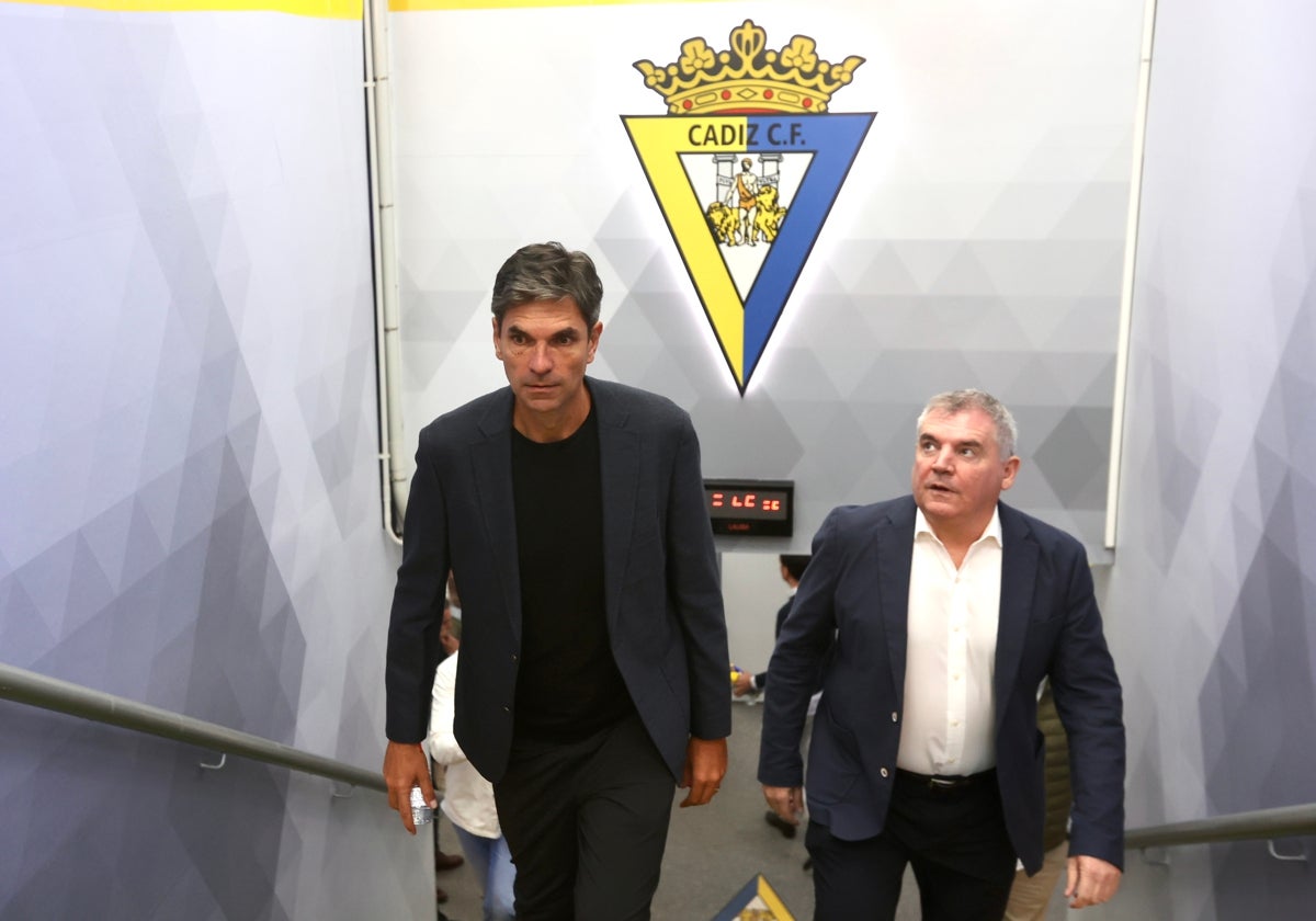 Manuel Vizcaíno acompañó en todo momento a su nuevo entrenador durante su presentación.