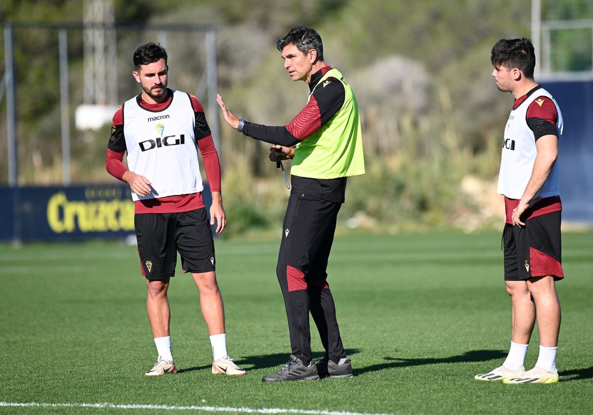 Mauricio Pellegrino, junto a Víctor Chust y Jorge Meré en una sesión de entrenamiento