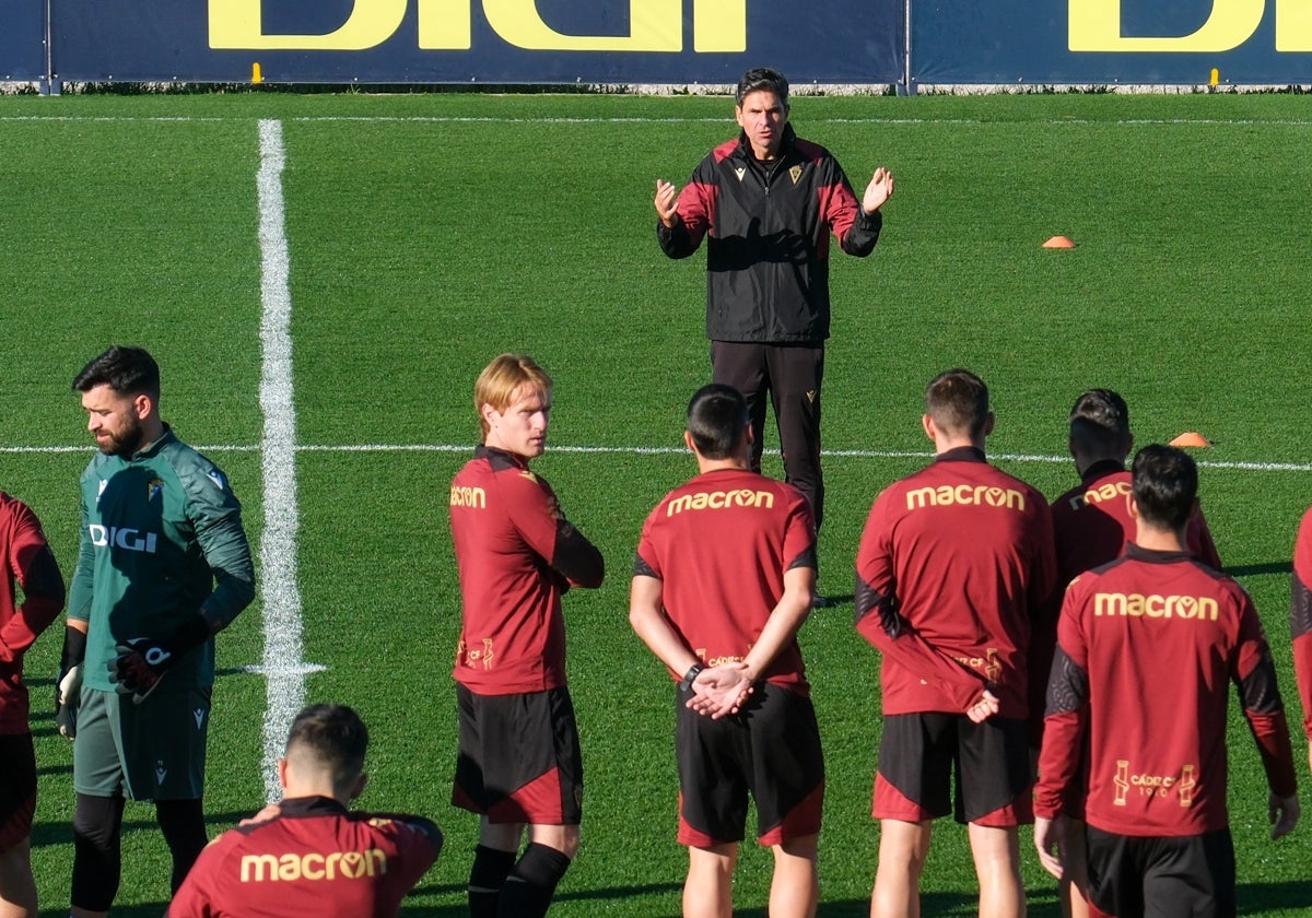 Pellegrino ya prepara con sus pupilos el próximo Cádiz - Betis.