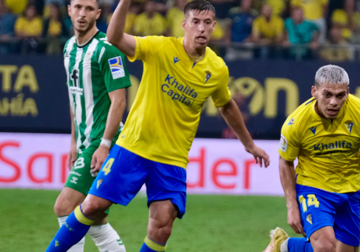 Rubén Alcaraz y Brian Ocampo, durante un Cádiz - Betis