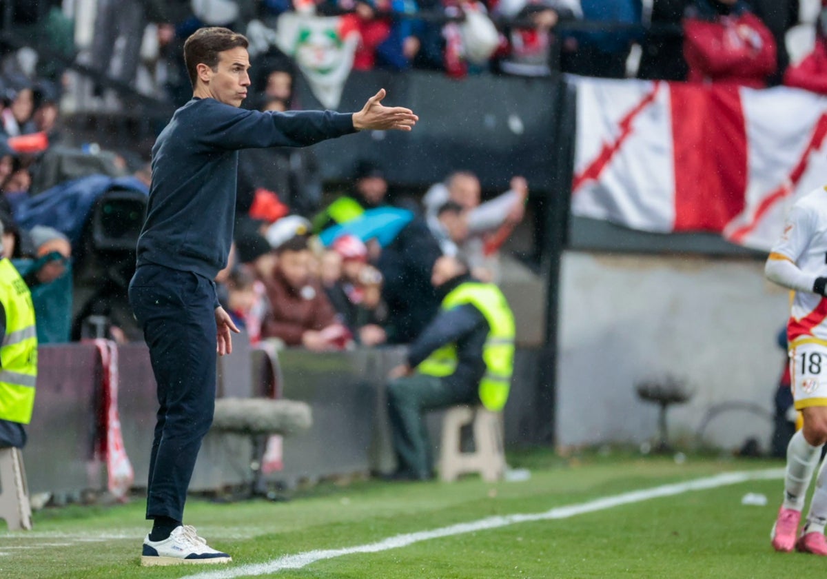 Íñigo Pérez durante el Rayo - Cádiz