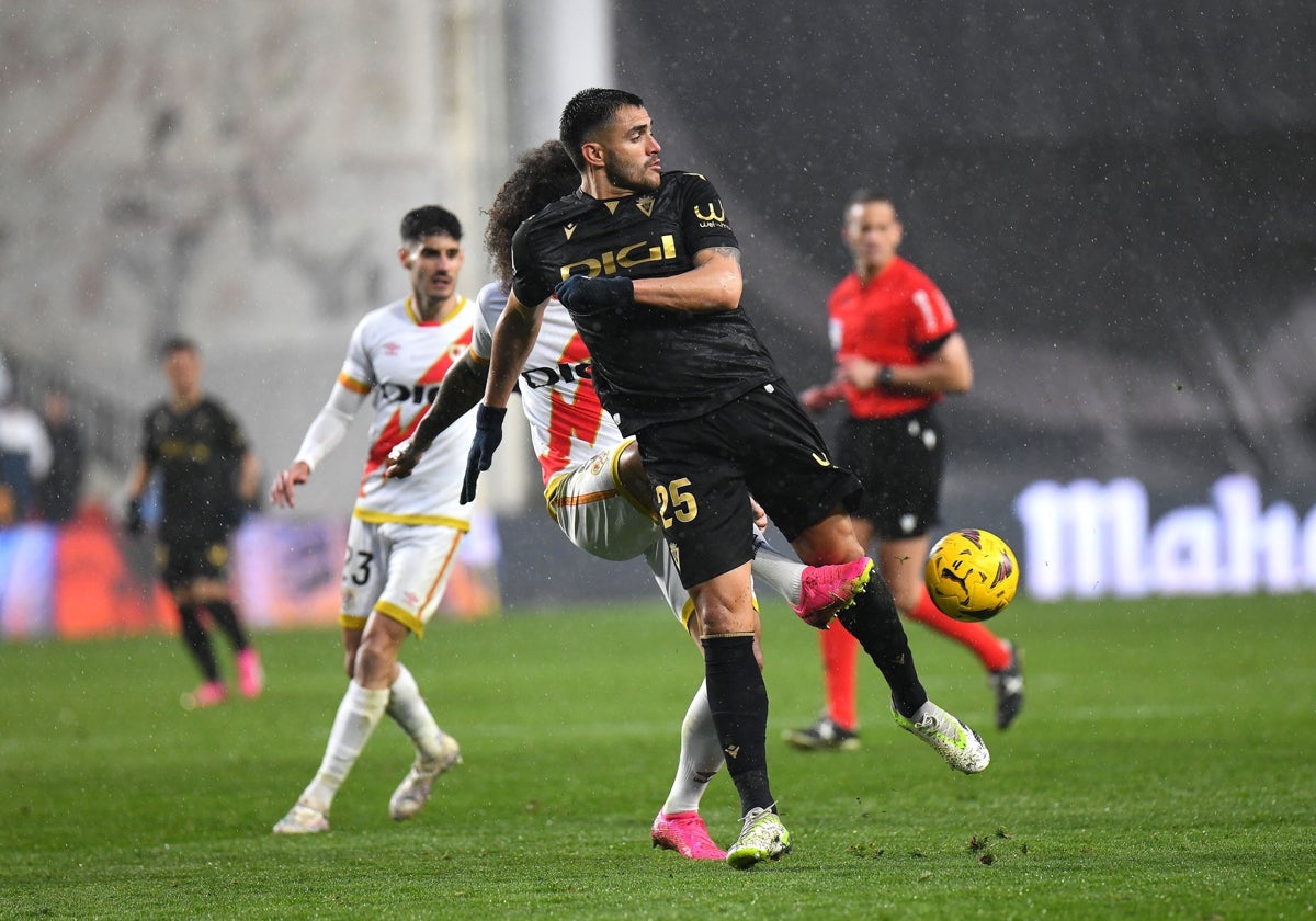 Maxi Gómez, durante el Rayo - Cádiz