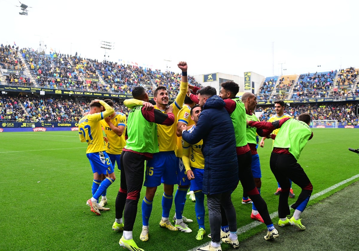 Los presentes disfrutaron meses después de otra victoria.