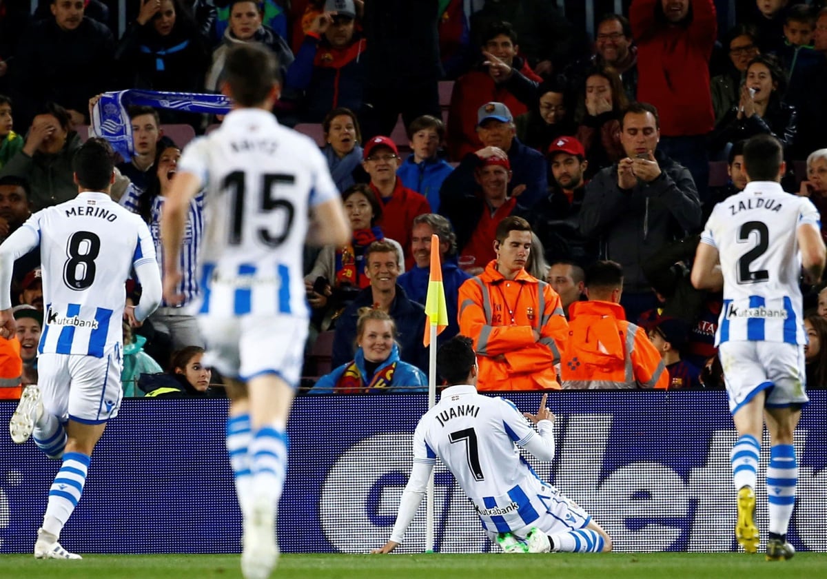 Juanmi y Zaldua celebran un gol del delantero malagueño en el Camp Nou cuando jugaban en la Real Sociedad.
