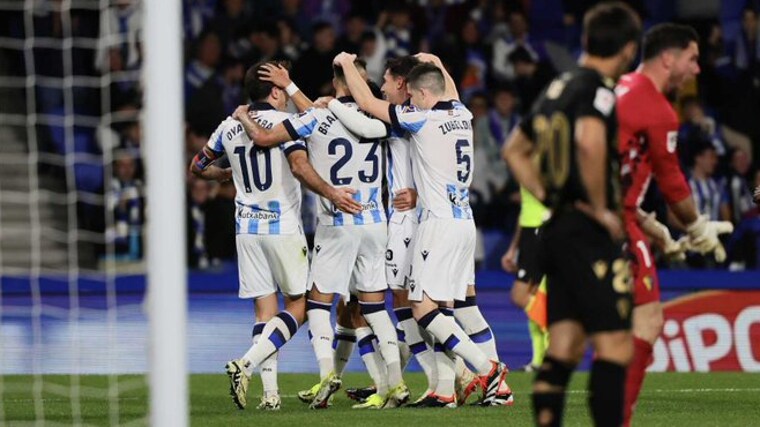 La defensa del Cádiz CF lamenta el primer gol encajado en San Sebastián.