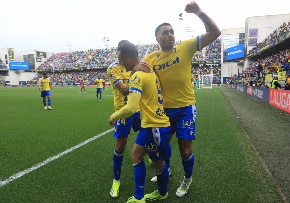 Jugadores del Cádiz celebran el primer tanto de Juanmi ante el Atlético de Madrid