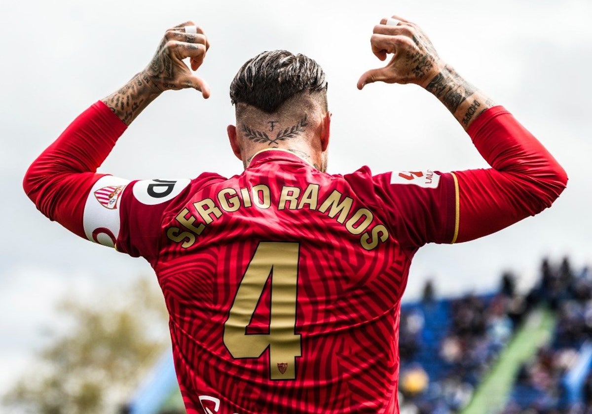 Sergio Ramos celebra el tanto de la victoria hispalense en el Coliseum