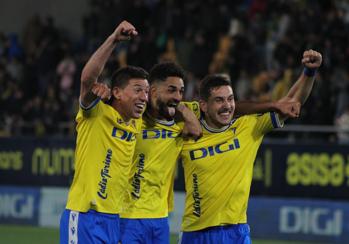 Alcaraz, Chris Ramos y Javi Hernández tras ganar al Granada