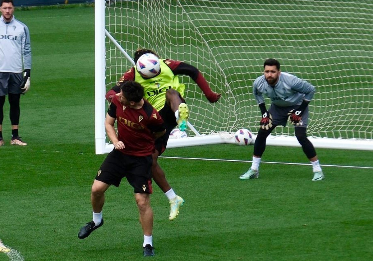 Sesión de entrenamiento del Cádiz CF en El Rosal.